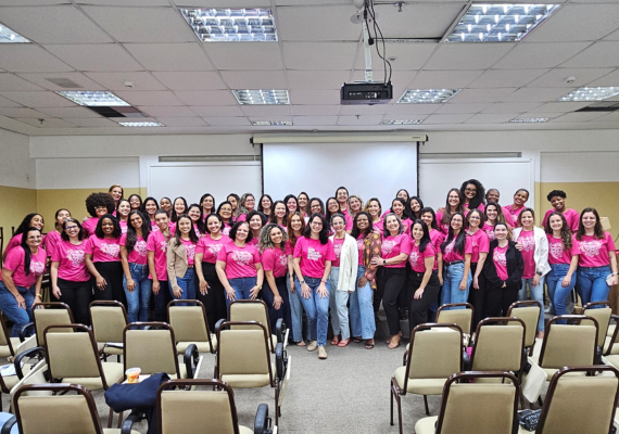 FEST promove manhã de conscientização pelo Outubro Rosa com palestra da AFECC e depoimento emocionante de colaboradora