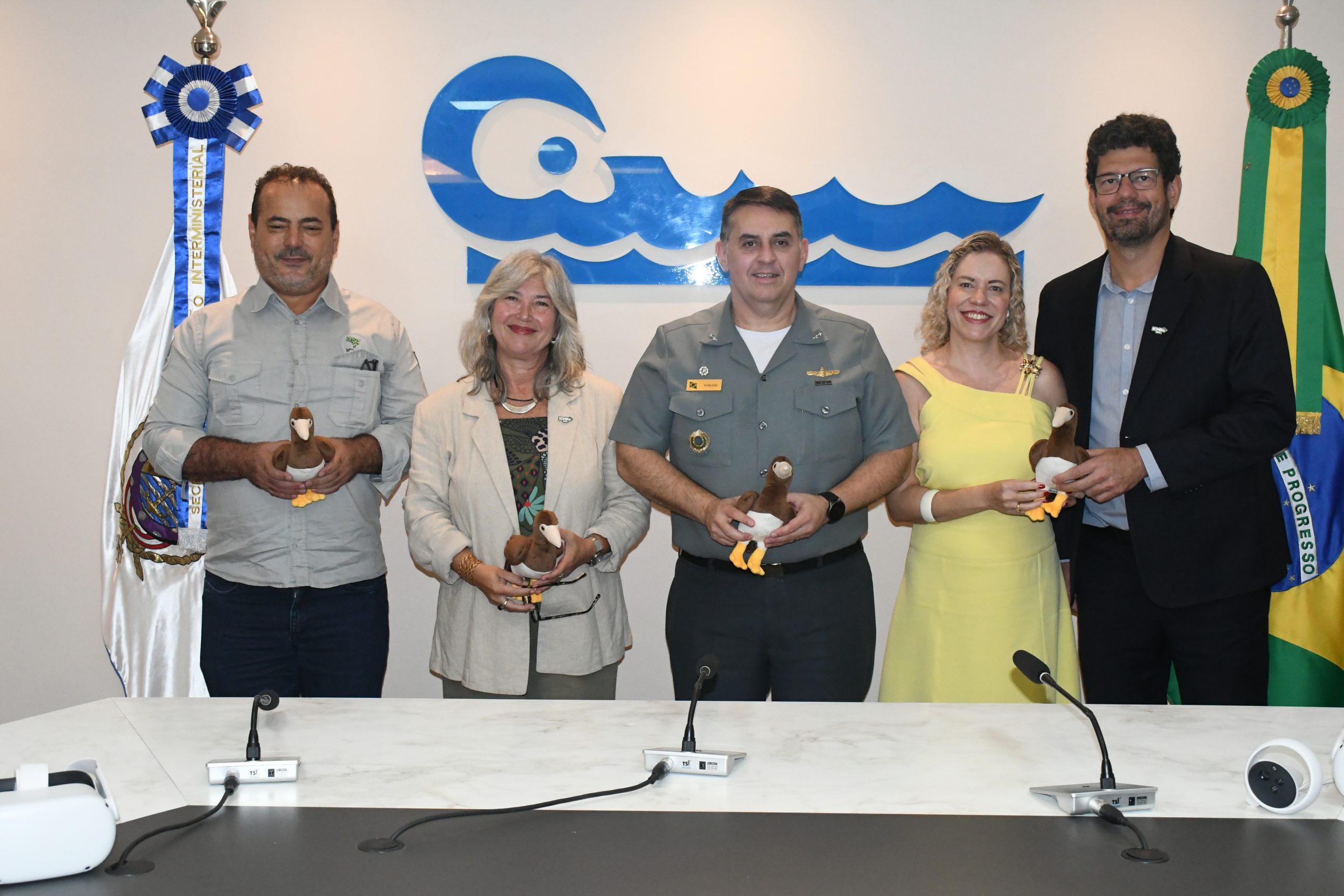 FEST participa de encontro estratégico em Brasília sobre pesquisa e conservação nas Ilhas Oceânicas